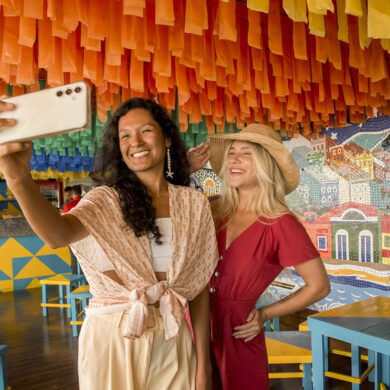 mulheres tirando uma selfie em uma viagem juntas