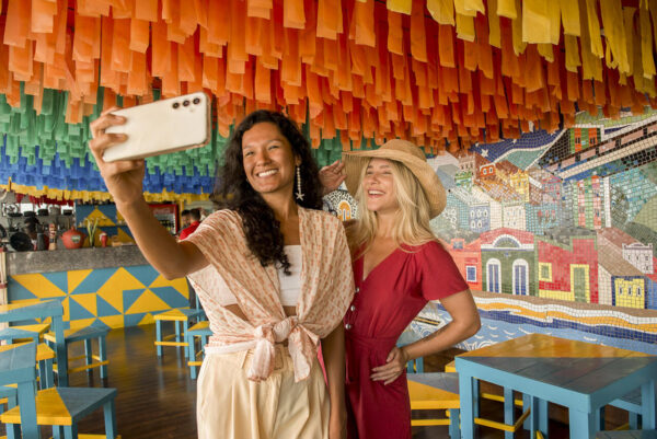 mulheres tirando uma selfie em uma viagem juntas