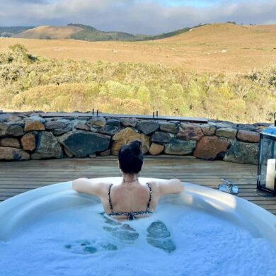 influenciadora em uma jacuzzi para simbolizar turismo de luxo