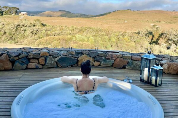 influenciadora em uma jacuzzi para simbolizar turismo de luxo